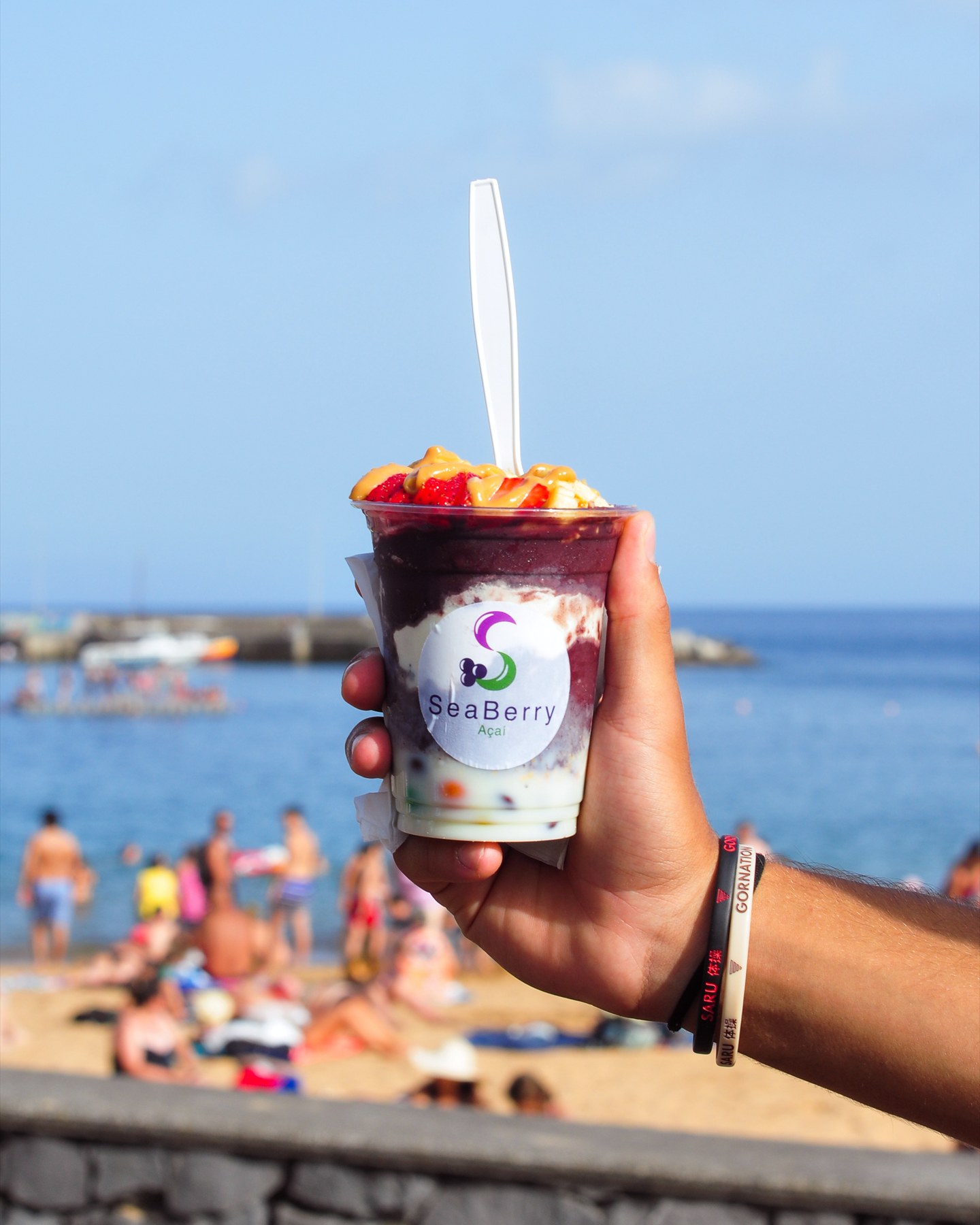 Copo Sea Berry com o mar ao fundo