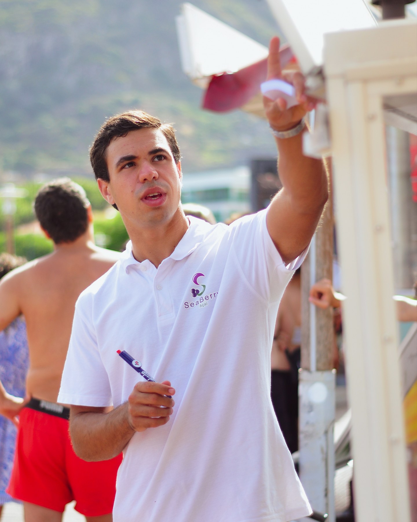 Colaborador Sea Berry a preparar um pedido