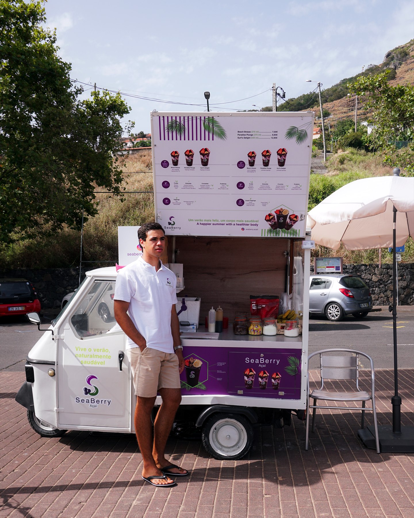 Colaborador Sea Berry junto à banca